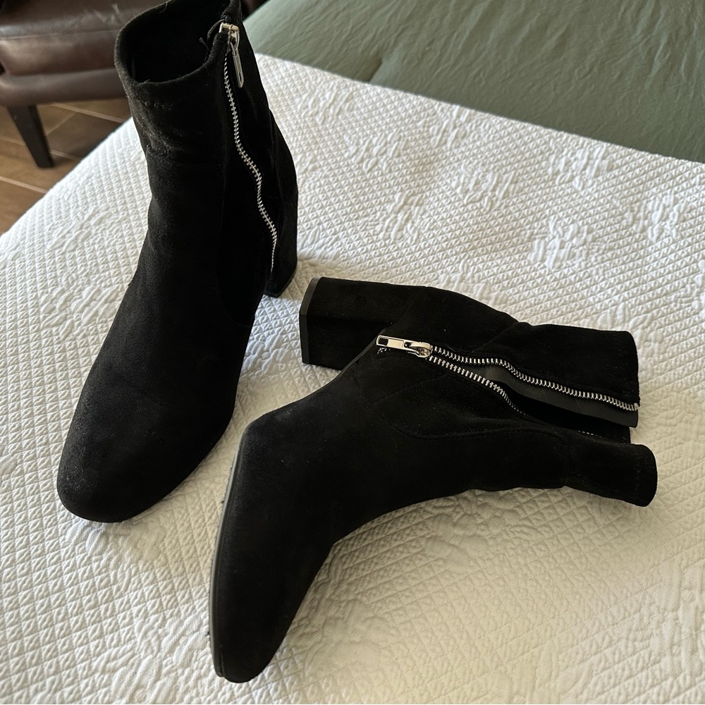 Classy “sock” boot with side zipper and block heel